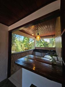 een groot houten aanrecht in een kamer met een raam bij Pousada Zen Caraiva in Caraíva