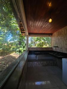 een bad in een kamer met een groot raam bij Pousada Zen Caraiva in Caraíva