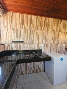 een keuken met een fornuis en een koelkast bij Pousada Zen Caraiva in Caraíva +74 foto's