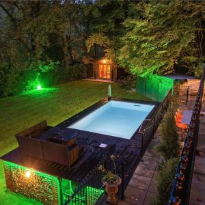 ルイスにある19th Century Manor with Hot Tubの夜間の庭の空きスイミングプール +18枚の写真