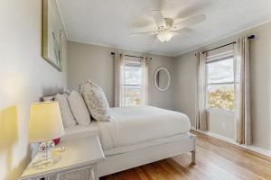 BurdettにあるSeneca Lake Overlook - Unit Aの白いベッドルーム(ベッド1台、天井ファン付)