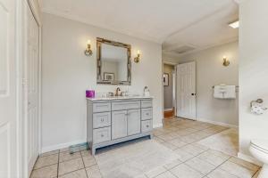 BurdettにあるSeneca Lake Overlook - Unit Aの洗面台と鏡のあるバスルーム +10枚の写真
