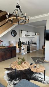 salon ze stołem i kuchnią w obiekcie DiDi Apartament Centrum w Nowym Targu