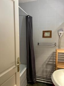 Koupelna v ubytování La grande Ourse de Font Romeu + 12 fotografií