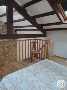 een slaapkamer met een bed en een stoel bij Rossignol in Le Bez +25 foto's