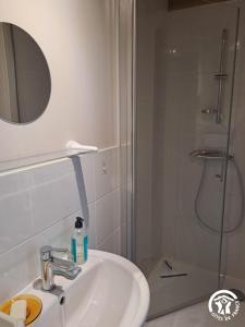 een badkamer met wastafel en douche bij Rossignol in Le Bez