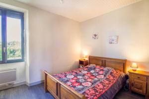 una camera da letto con un letto e una finestra di Gite De L'école a La Mouline