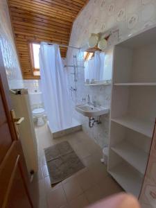 ein Badezimmer mit Dusche, Waschbecken und Toilette in der Unterkunft Three-Bedroom Apartment in Gyenesdias I in Gyenesdiás