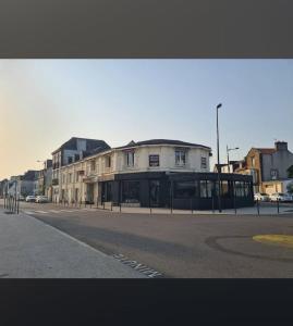 a building on the side of a city street at hotel terminus auray in Auray