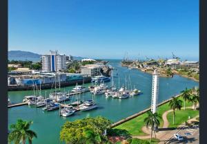 un grupo de barcos atracados en un puerto en Paradise on Palmer-City Stadium Ferry&Strand in Townsville, en Townsville