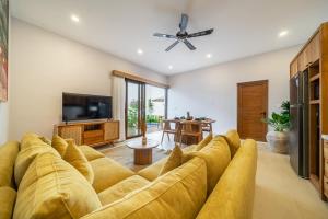 TV a/nebo společenská místnost v ubytování Cassandra Villa 1 - Family Paradise - New 3BR Villa with Pool, Garden and Prime Location