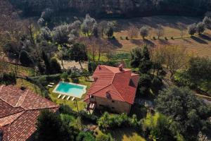 eine Luftaufnahme eines Hauses mit Swimmingpool in der Unterkunft Casa Das Flores in Bouro