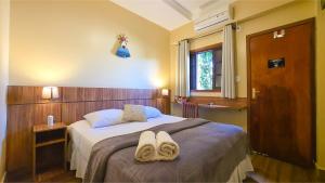 Un pat sau paturi într-o cameră la Rogai