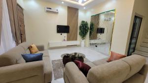 Ảnh trong thư viện ảnh của Royal Apartment ở Magboro-Akeran