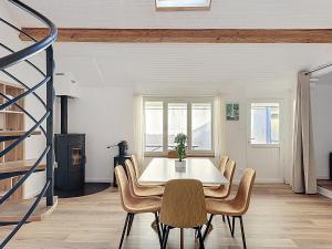 a dining room with a table and chairs at Maison 7 personnes Quartier Oradou Pardieu in Clermont-Ferrand