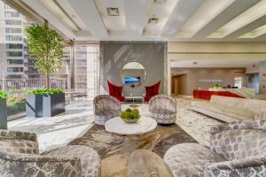 Posezení v ubytování Modern Apt in Crystal City Near the Airport + 4 fotografie