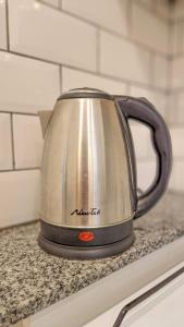 a tea kettle sitting on top of a kitchen counter at Los Carpinchos: Duplex in Federación