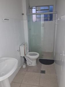 une salle de bain avec toilettes, douche et lavabo dans l'établissement Apto 2 quartos Grã Duquesa, à Governador Valadares