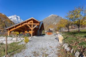 PelvouxにあるChalet Le Chastelの山々を背景にしたログキャビン