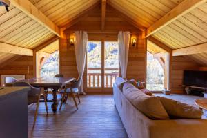 PelvouxにあるChalet Le Chastelのソファとテーブルのあるリビングルーム