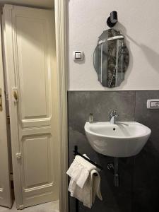 萨萨里Campus room的墙上有水槽和镜子的浴室