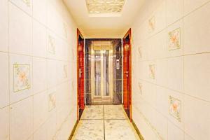 un pasillo vacío con una puerta en una habitación en Collection O Chidambaram Stadium Formerly Hotel Admire Suit, en Chennai