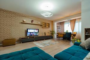 Una sala de estar con un sofá azul y una mesa. en Ivory Garden Retreat by Blvd 60B2 - Luxury Apartment in Voluntari, en Voluntari 23 fotos más