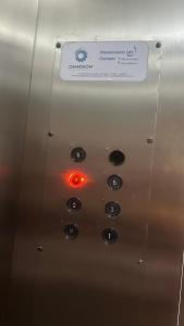 ein Aufzugsknopf mit einer roten Leuchte in der Unterkunft Janga Paulista-Pe in Paulista