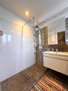 Koupelna v ubytování La Maison Poème - 10 min from Fontainebleau + 27 fotografií