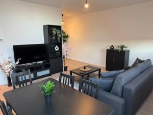 una sala de estar con un sofá y una mesa en 2BR, Danube, Kahlenberg, Historic - FHG 16, en Viena