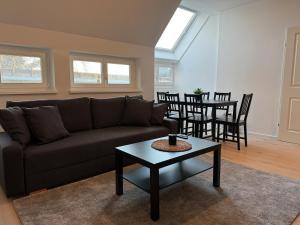 una sala de estar con un sofá y una mesa en 2BR, Danube, Kahlenberg, Historic - FHG 16, en Viena