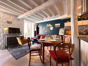 TV a/nebo společenská místnost v ubytování La Maison Poème - 10 min from Fontainebleau