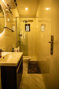 Un baño con ducha, inodoro y lavabo. en Luxuryliveinn, en Mama