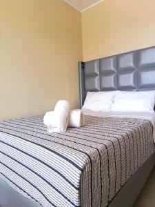 ein Schlafzimmer mit einem Bett mit zwei Handtüchern darauf in der Unterkunft HOSPEDAJE JOSUE - paracas in Paracas + 24 Fotos