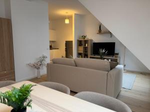 un salon avec un canapé et une table dans l'établissement train station, 2BR, Danube, Kahlenberg, Historic - FHG 20, à Vienne 22 autres photos