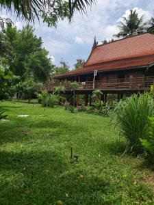 Κήπος έξω από το Teak House Homestay II