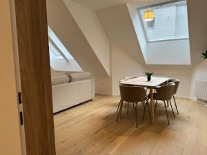 une salle à manger avec une table et des chaises et une fenêtre dans l'établissement train station, 2BR, Danube, Kahlenberg, Historic - FHG 20, à Vienne