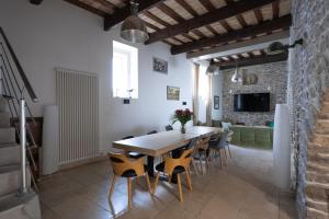 een eetkamer met een houten tafel en stoelen bij Bardelours 4 - Charming villa with private pool - 6 bedrooms in Saint-Bauzille-de-Montmel