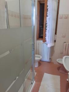 a bathroom with a glass shower and a toilet at Barino Pietragavina 