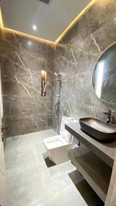 Ένα μπάνιο στο شاليه هوانا