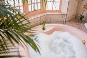 a bath tub filled with lots of white snow at Rogai in Aparecida