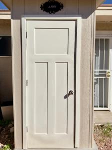 eine weiße Tür vor einem Haus in der Unterkunft Las Casita-Cozy Apartment near Airport, Downtown, UTEP, Fort Bliss in El Paso