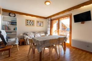 TV a/nebo společenská místnost v ubytování Les Granges - Vue Panoramique