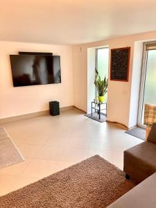 Μια τηλεόραση ή/και κέντρο ψυχαγωγίας στο Woodstock IX, self check-in +8 φωτογραφίες