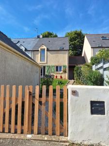 a wooden fence in front of a house at Saint Jo Verte, chambre d' hôte Quartier Beaujoire Parc des expositions Parc Floral in Nantes