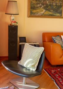 ウィーンにあるHerrlicher Ausblick über Wienのリビングルーム(椅子、ソファ付)