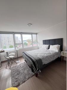 Ένα ή περισσότερα κρεβάτια σε δωμάτιο στο Descanso soleado centro de Conce