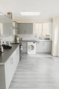 Η κουζίνα ή μικρή κουζίνα στο Nayla house +10 φωτογραφίες