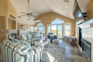 Una sala de estar con sofás y chimenea. en K0510 Sunday Drive - Oceanfront, Pool, Hot Tub, Fall Availability!, en Whalebone