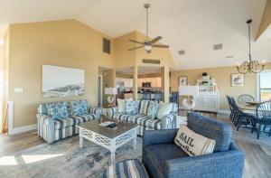 Una sala de estar con sofás y una mesa. en K0510 Sunday Drive - Oceanfront, Pool, Hot Tub, Fall Availability!, en Whalebone